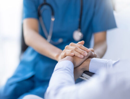 نگهداری سالمندان در منزل بهتر است یا خانه سالمندان؟ راهنمای علمی و عملی